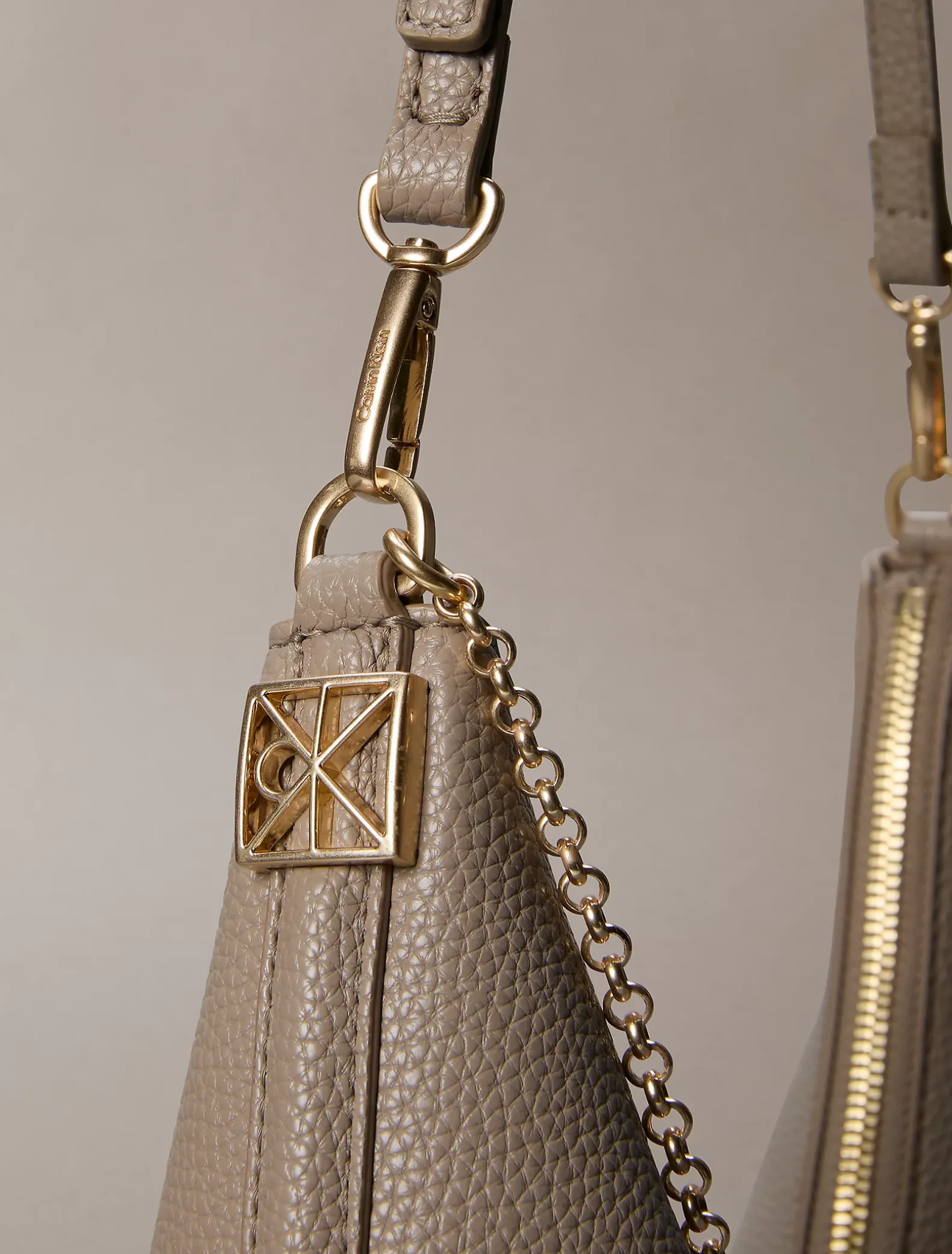 Hobo bag van grove textuur met ketting