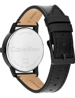 Horloge met getextureerde wijzerplaat en leren band