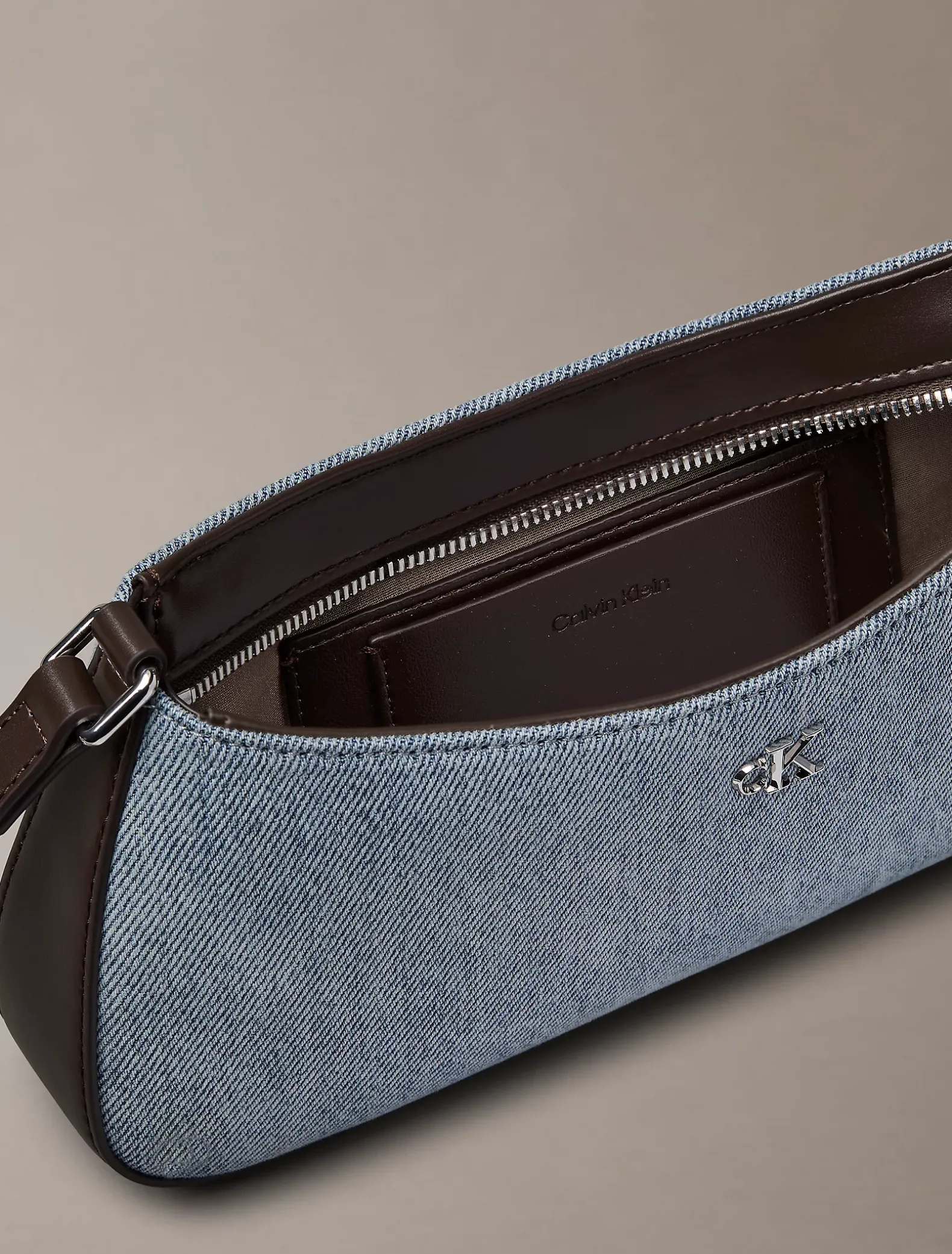 Kleine denim schoudertas met monogram logo