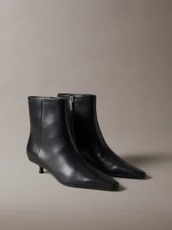 Leren enkellaarzen met kitten heel