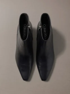 Leren enkellaarzen met kitten heel