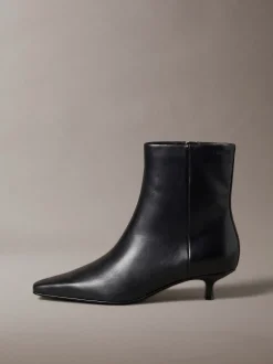 Leren enkellaarzen met kitten heel