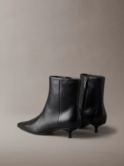 Leren enkellaarzen met kitten heel