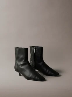Leren enkellaarzen met kitten heel