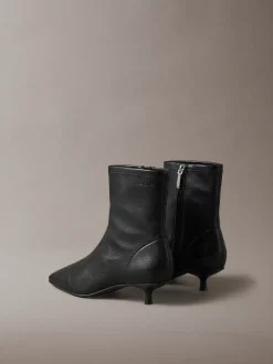 Leren enkellaarzen met kitten heel