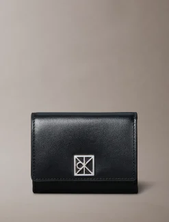 Leren in drieën gevouwen portemonnee met monogramlogo-embleem