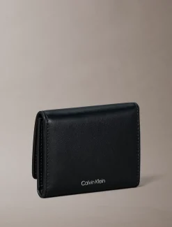 Leren in drieën gevouwen portemonnee met monogramlogo-embleem