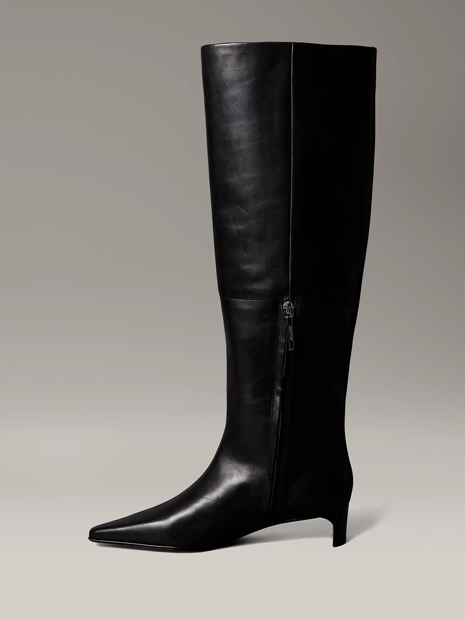 Leren knielaarzen met kitten heel