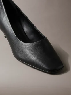 Leren pumps met kitten heel