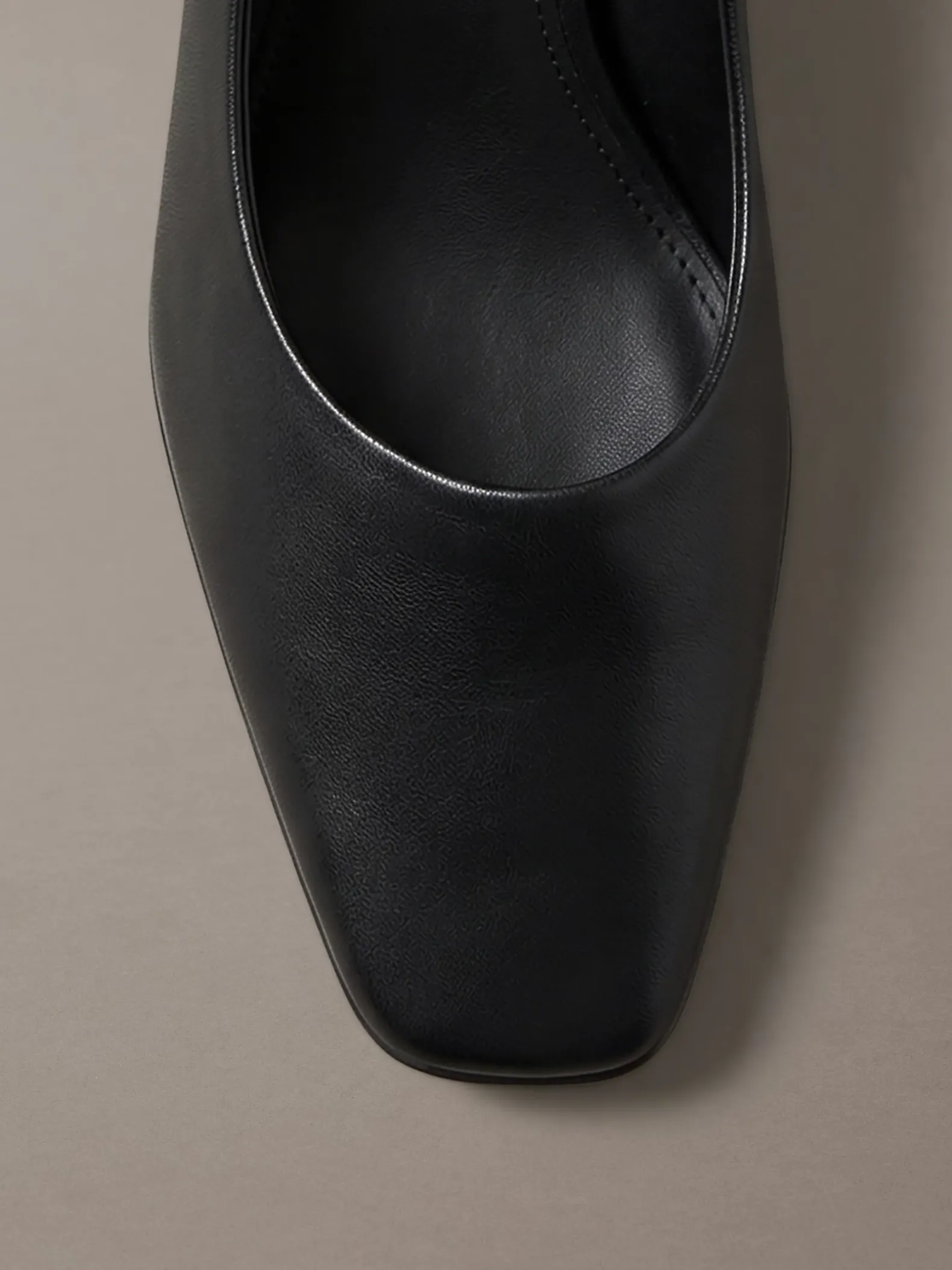 Leren pumps met kitten heel
