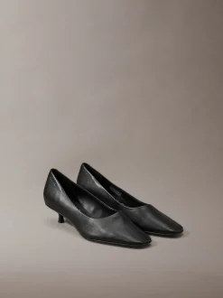 Leren pumps met kitten heel