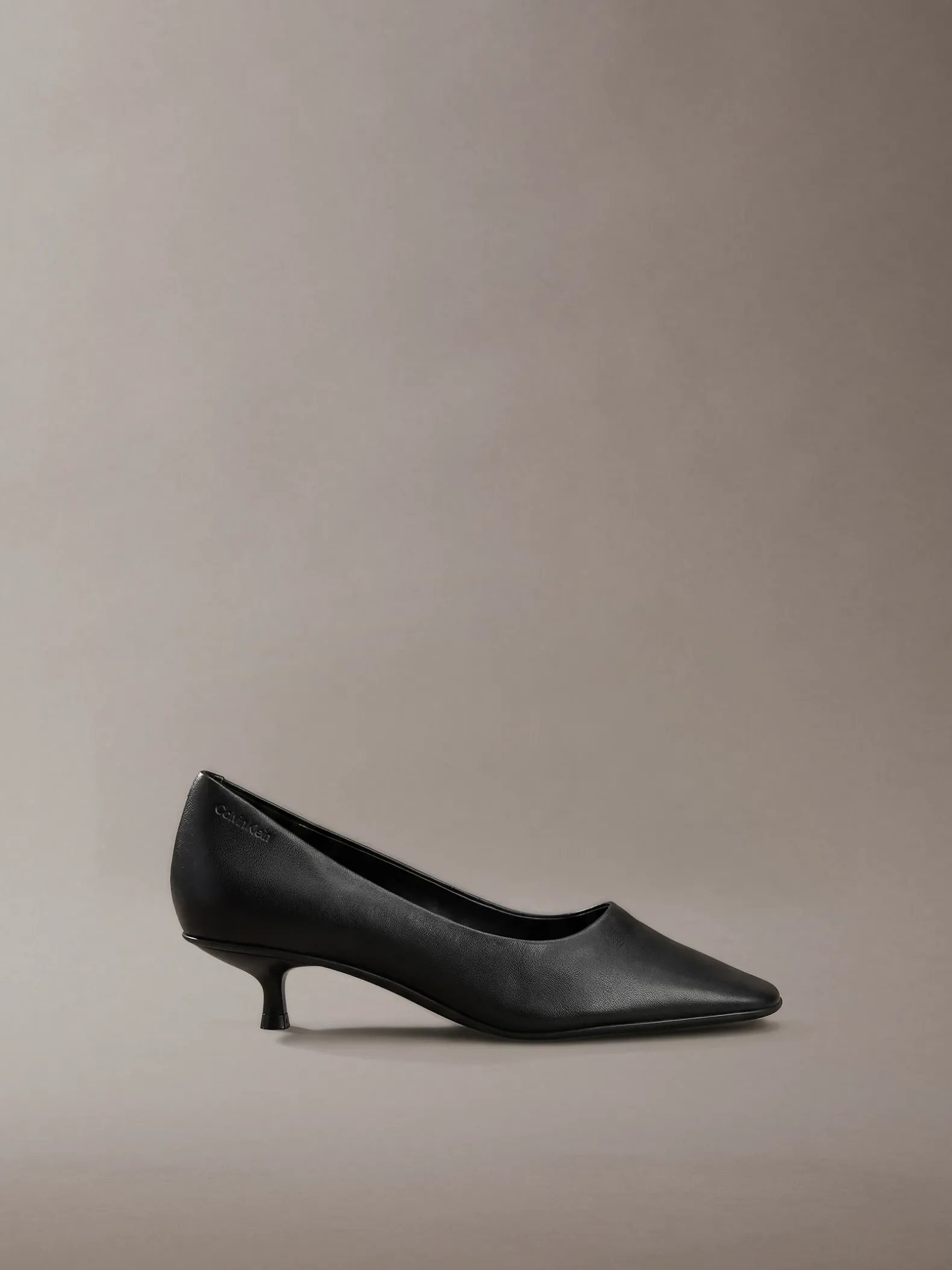Leren pumps met kitten heel