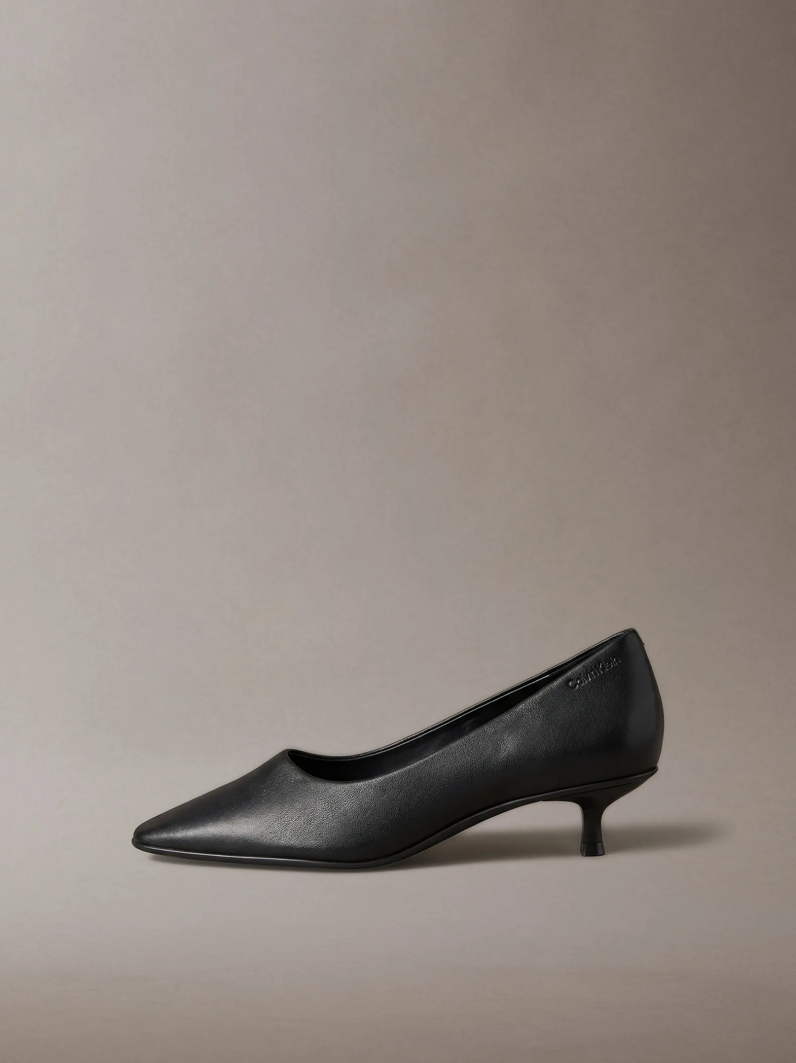 Leren pumps met kitten heel