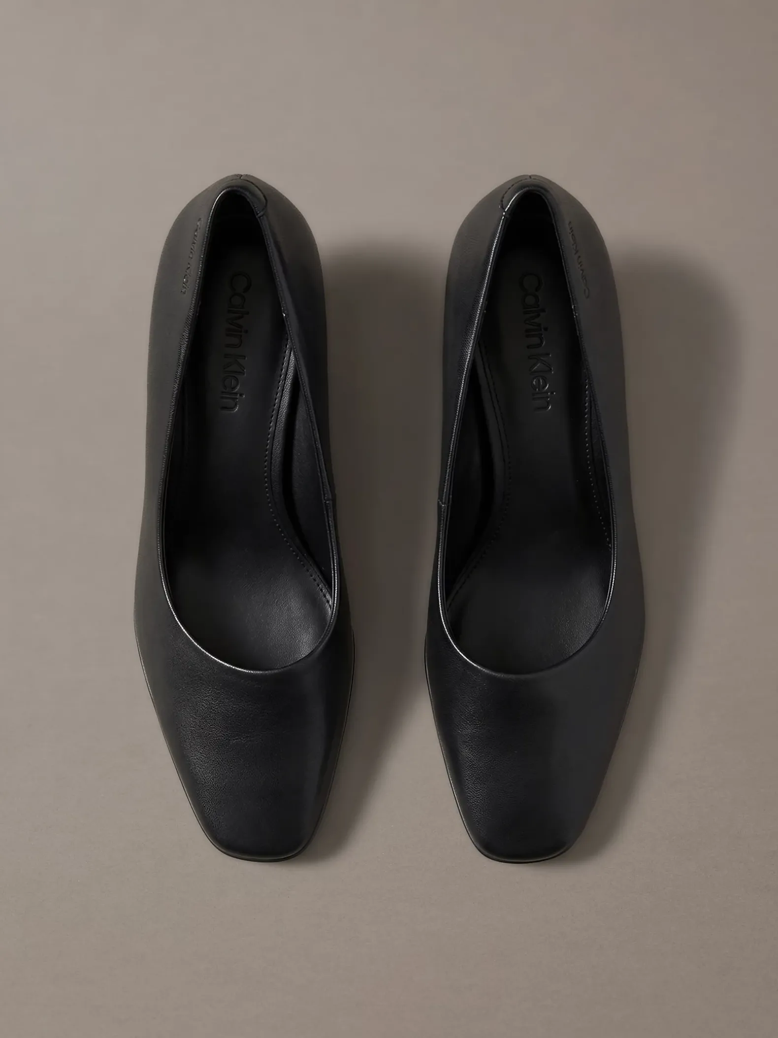 Leren pumps met kitten heel