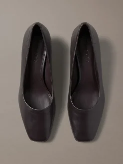 Leren pumps met kitten heel