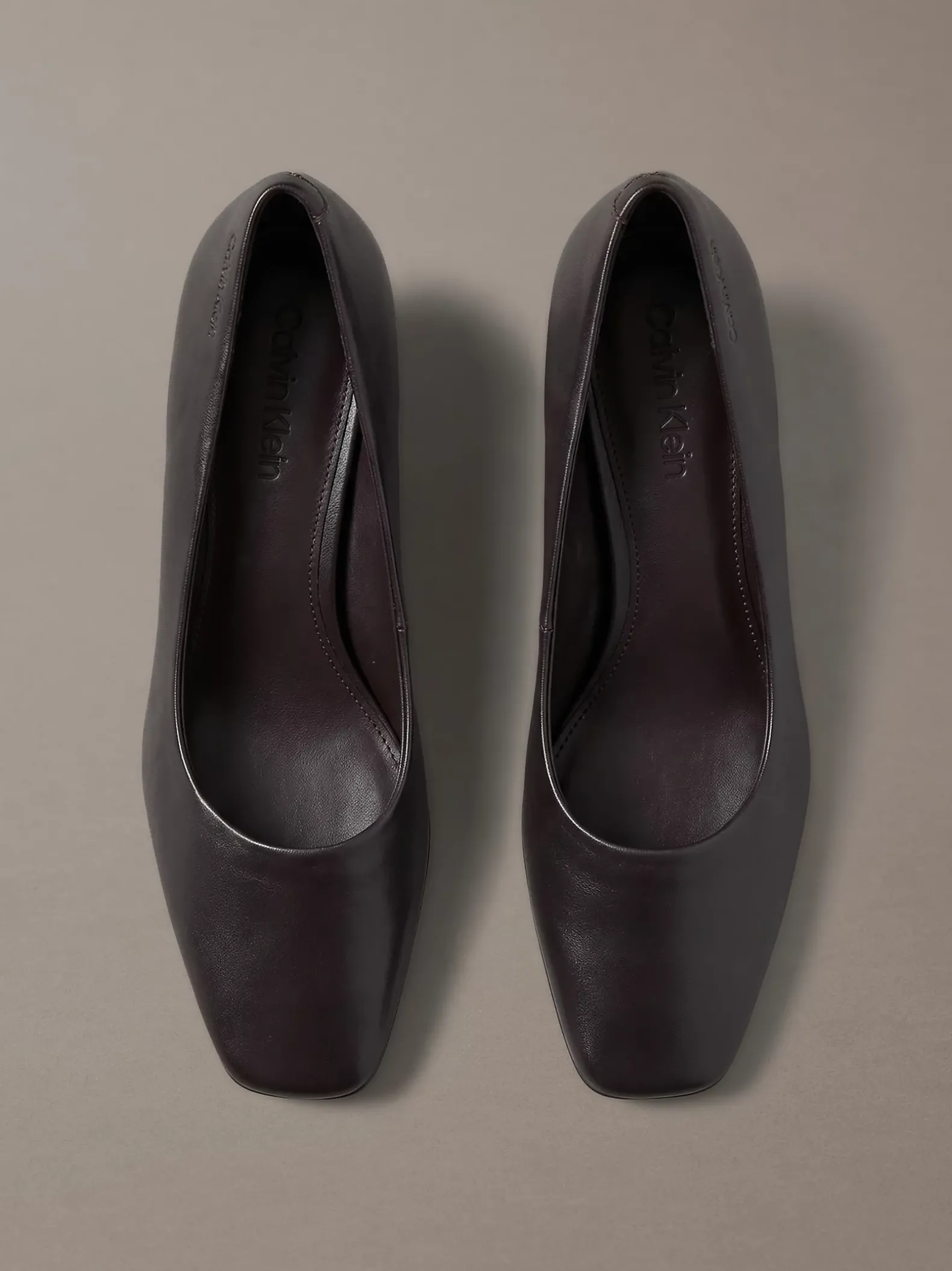 Leren pumps met kitten heel