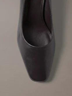 Leren pumps met kitten heel