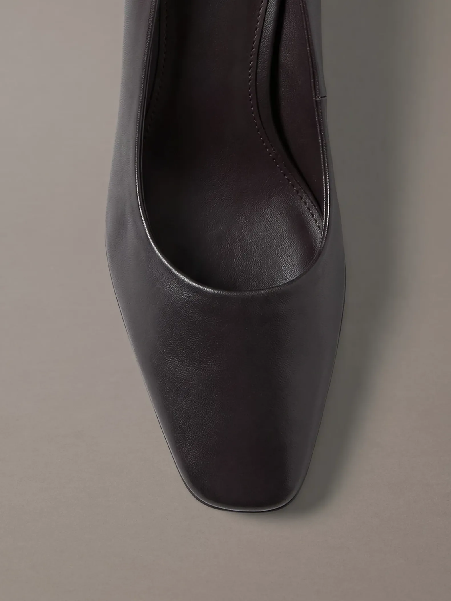 Leren pumps met kitten heel