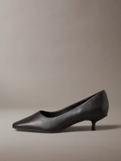 Leren pumps met kitten heel