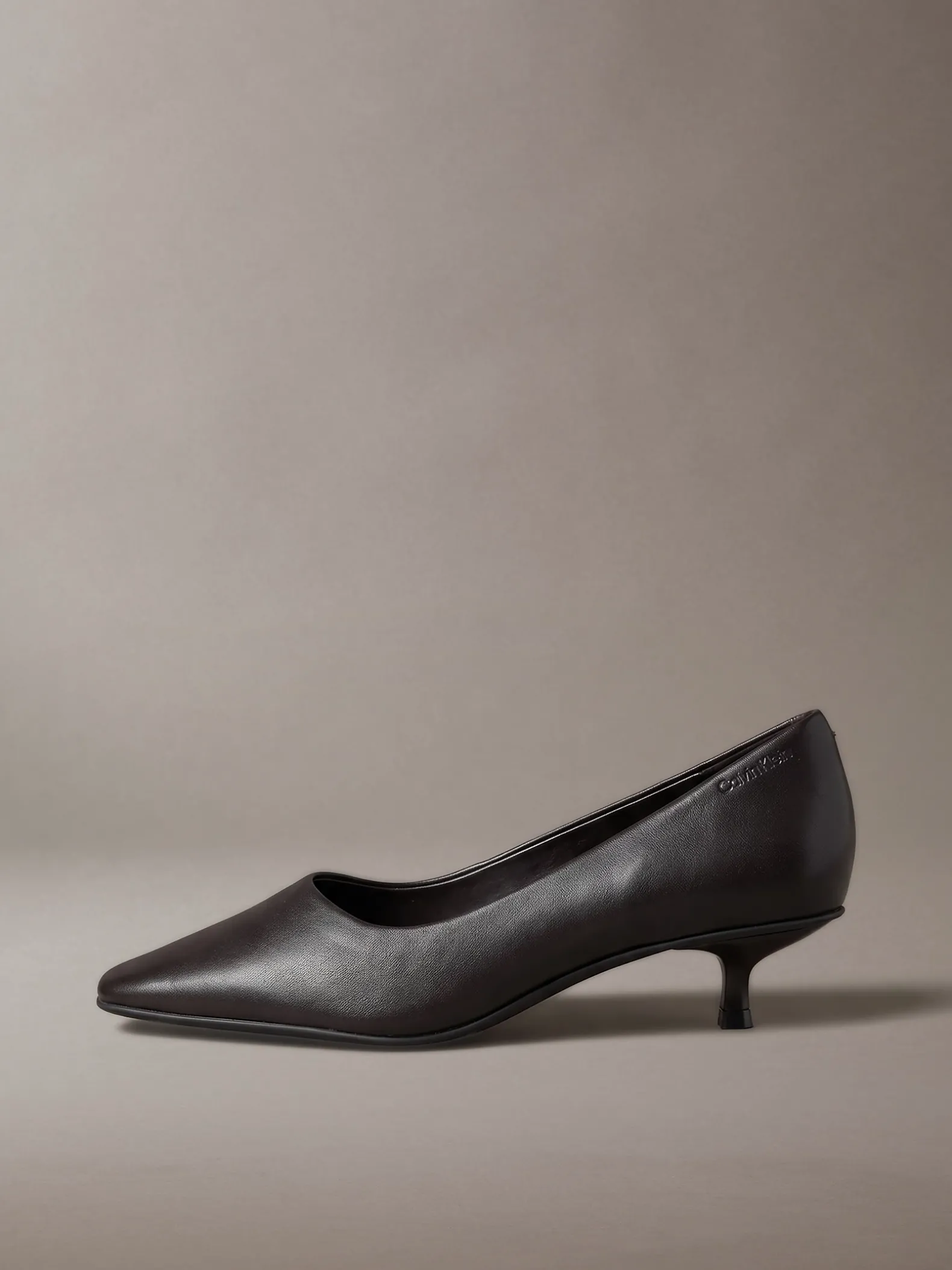 Leren pumps met kitten heel