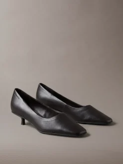 Leren pumps met kitten heel
