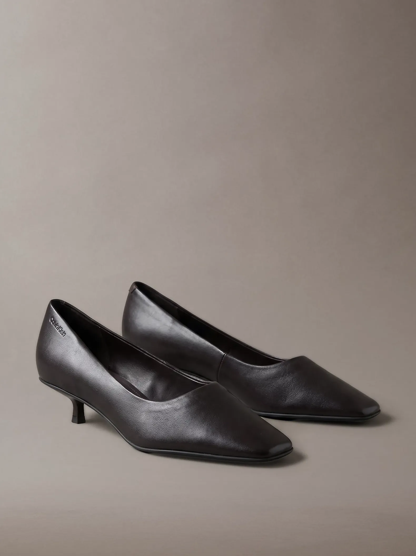 Leren pumps met kitten heel