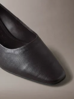 Leren pumps met kitten heel