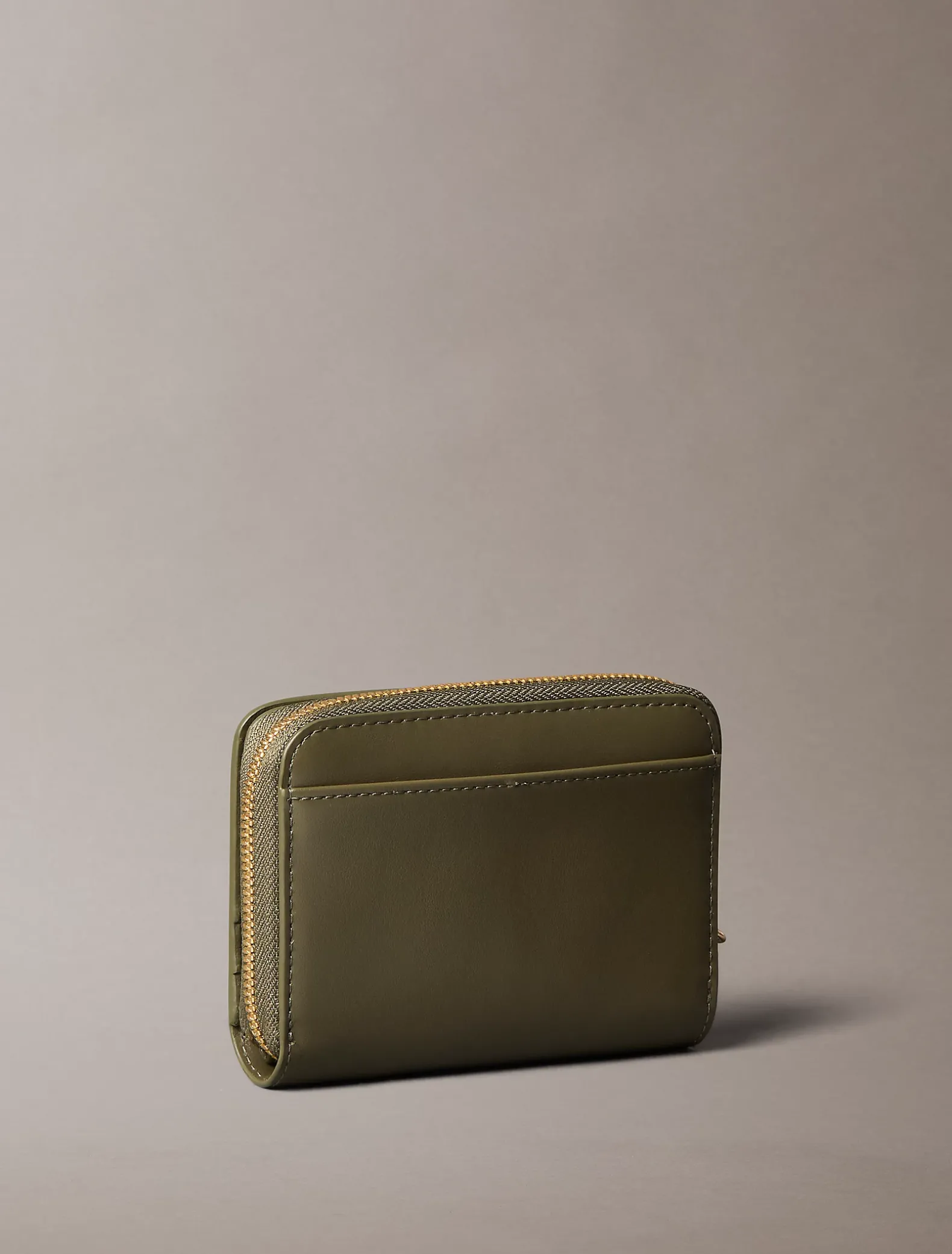 Leren RFID-portemonnee met monogram en bedel