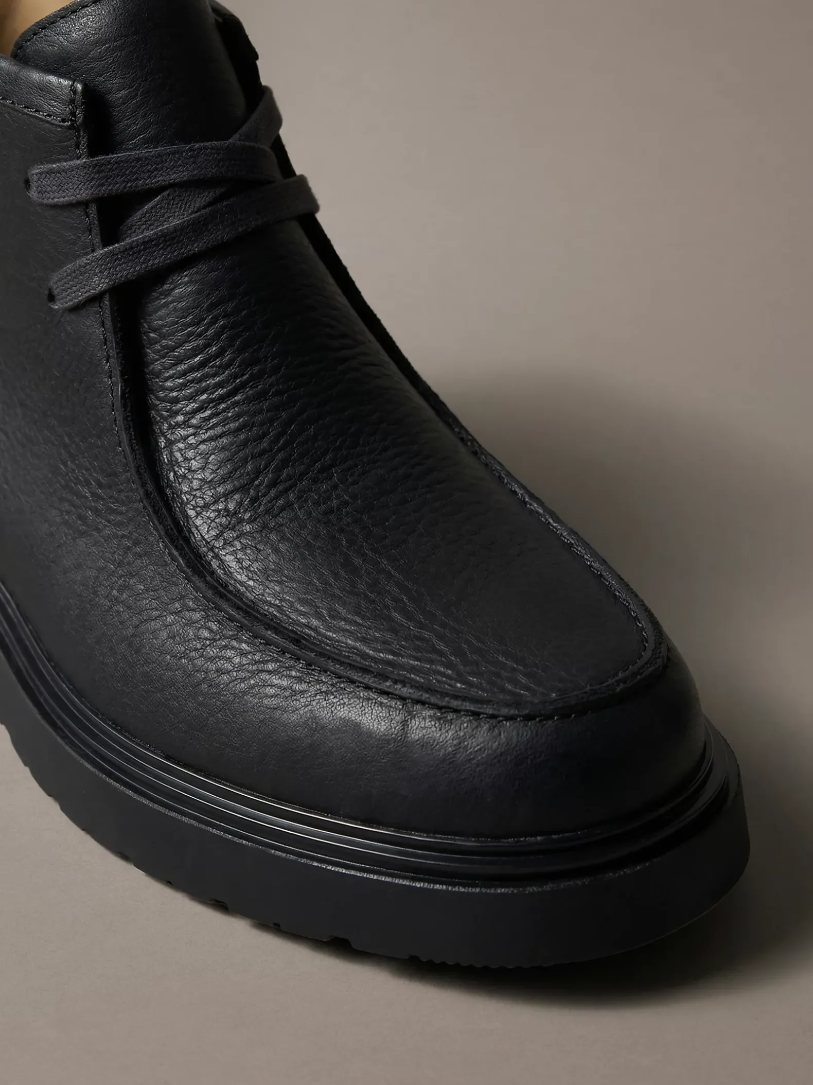 Leren veterschoenen met u-vormige neus