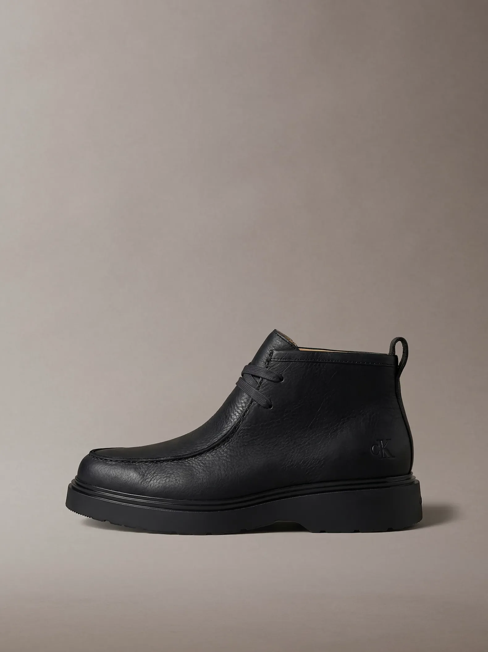 Leren veterschoenen met u-vormige neus