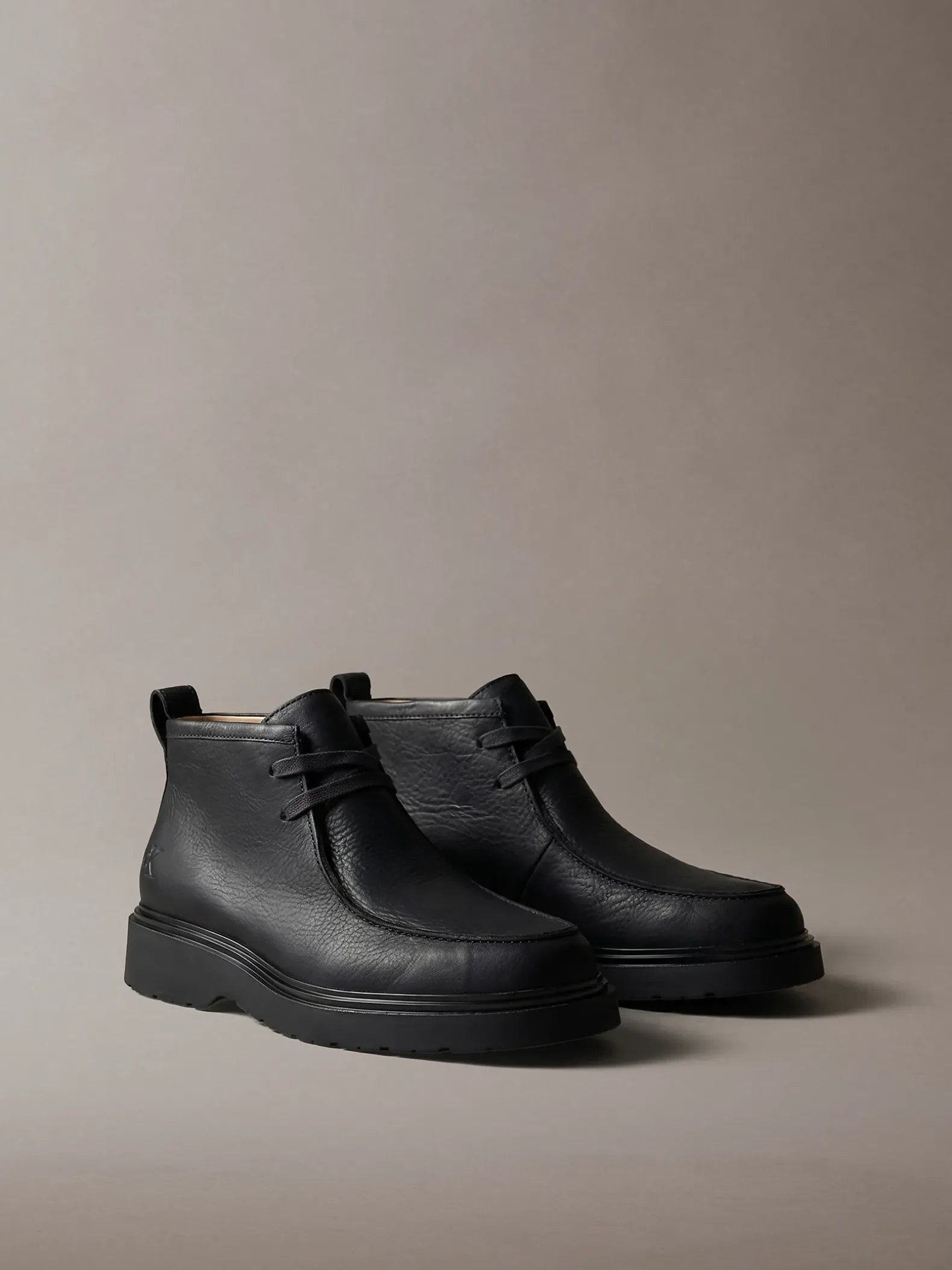 Leren veterschoenen met u-vormige neus