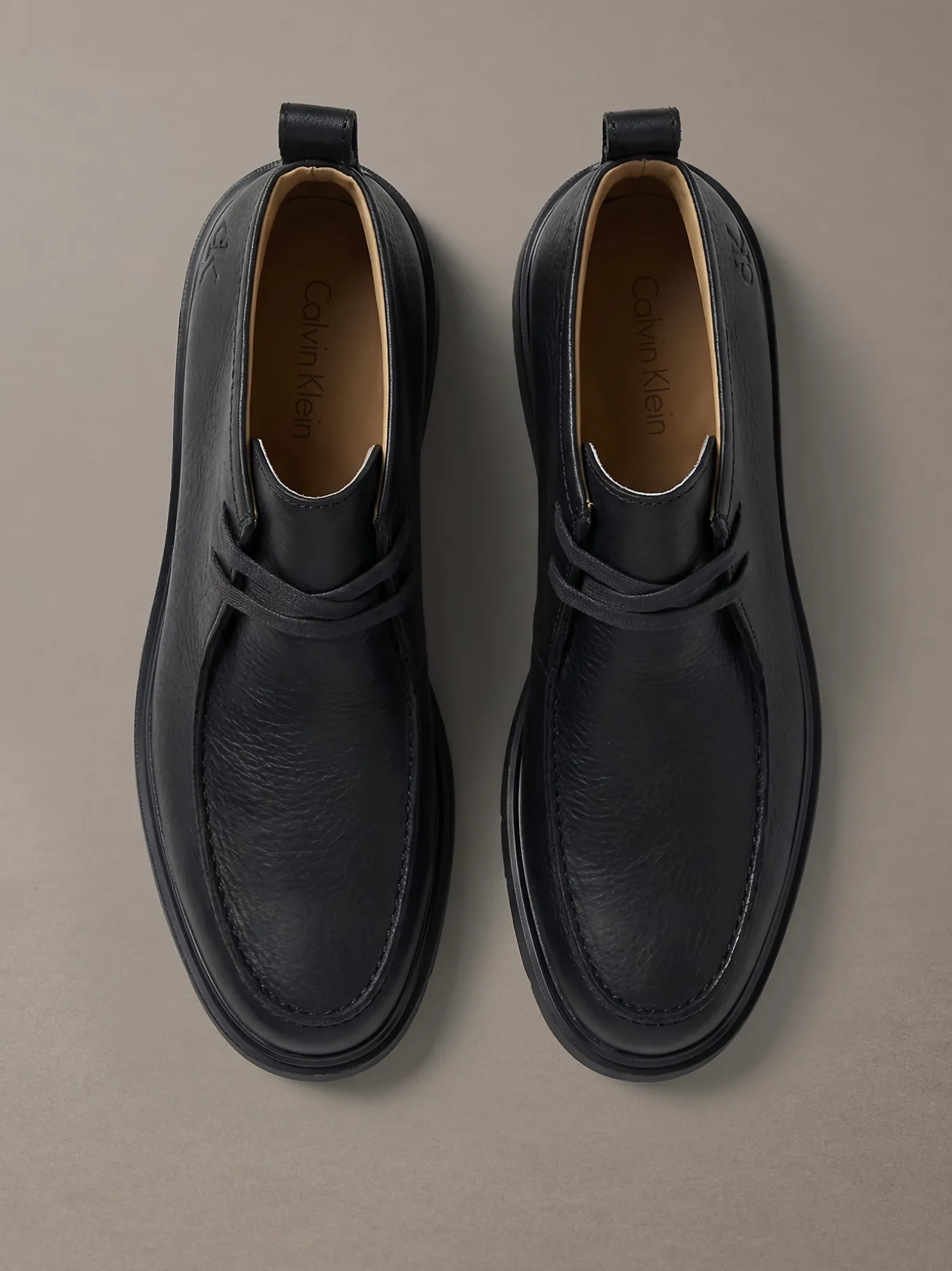 Leren veterschoenen met u-vormige neus