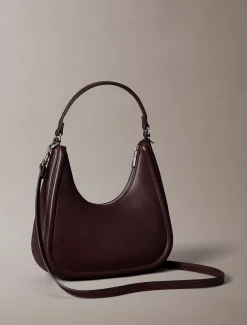 Maanvormige tas met monogram in reliëf