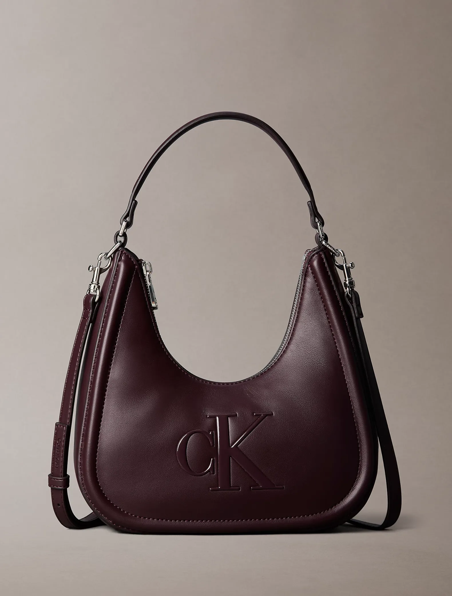 Maanvormige tas met monogram in reliëf