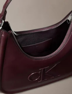 Maanvormige tas met monogram in reliëf