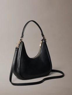 Maanvormige tas met monogram in reliëf