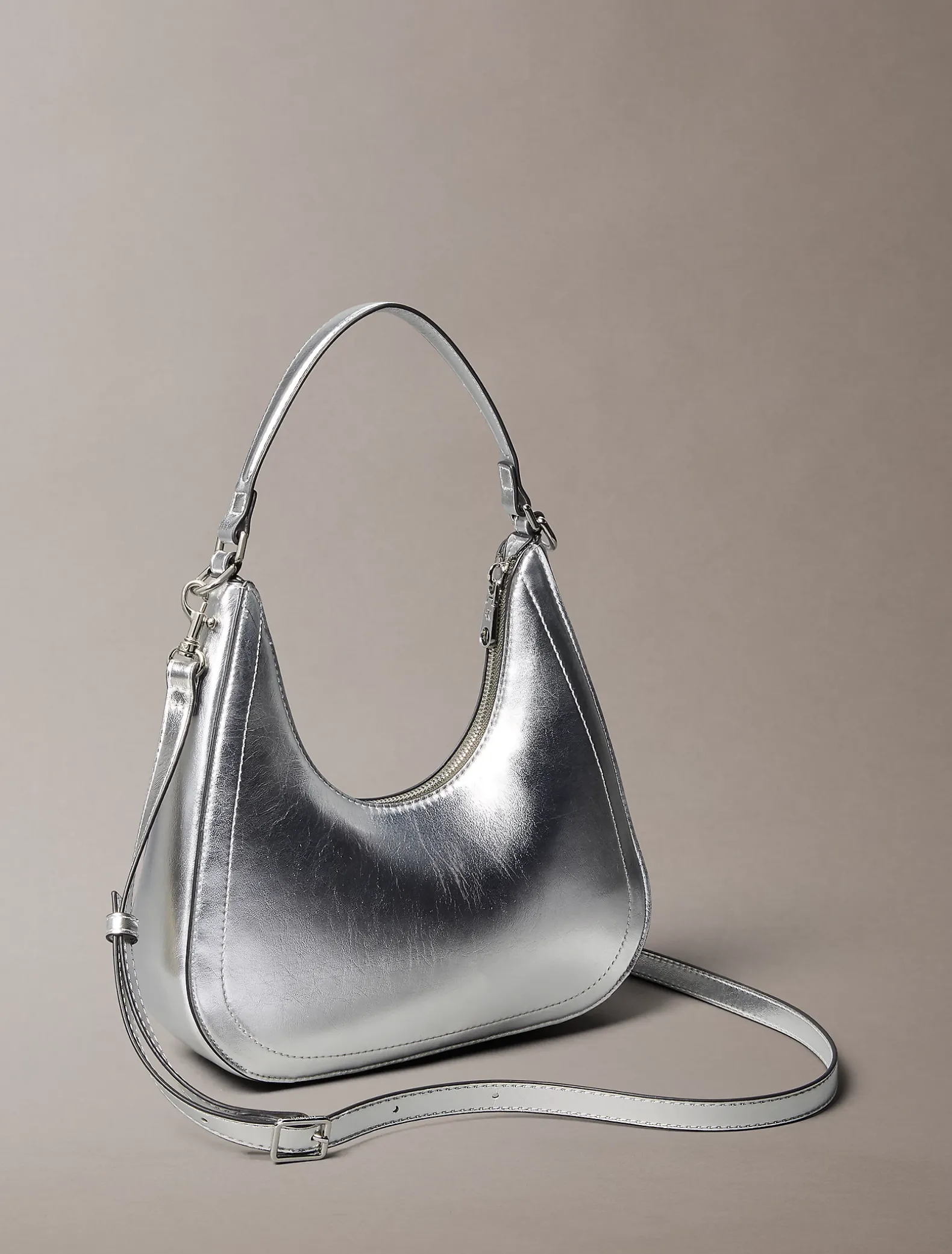 Metallic monogram crossbody schoudertas