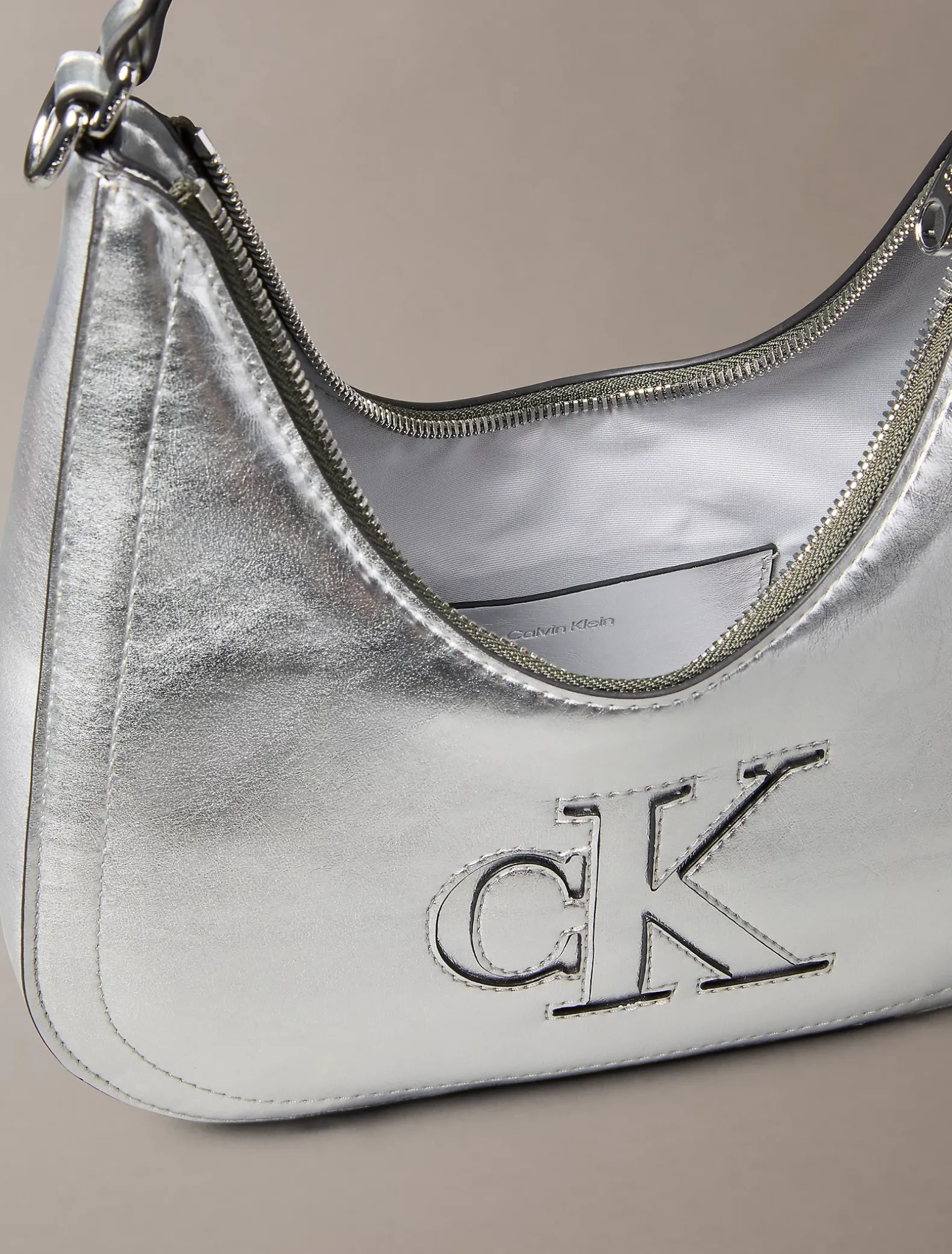 Metallic monogram crossbody schoudertas
