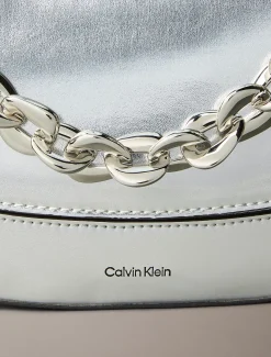 Metallic schoudertas met gegraveerde schakelketting