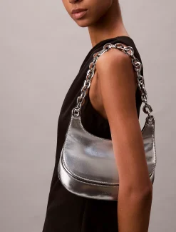 Metallic schoudertas met gegraveerde schakelketting