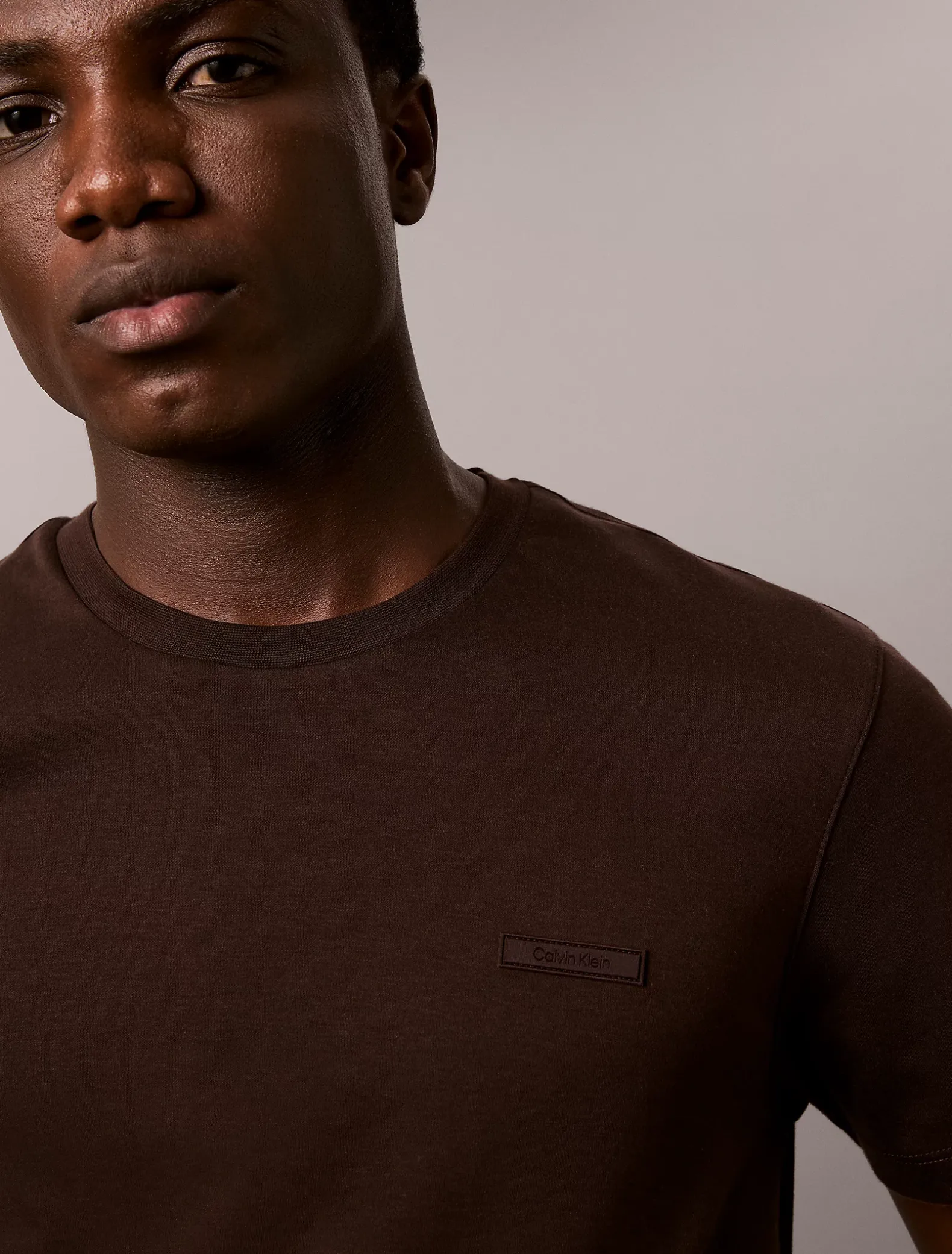 Nauwsluitend katoenen T-shirt met embleem