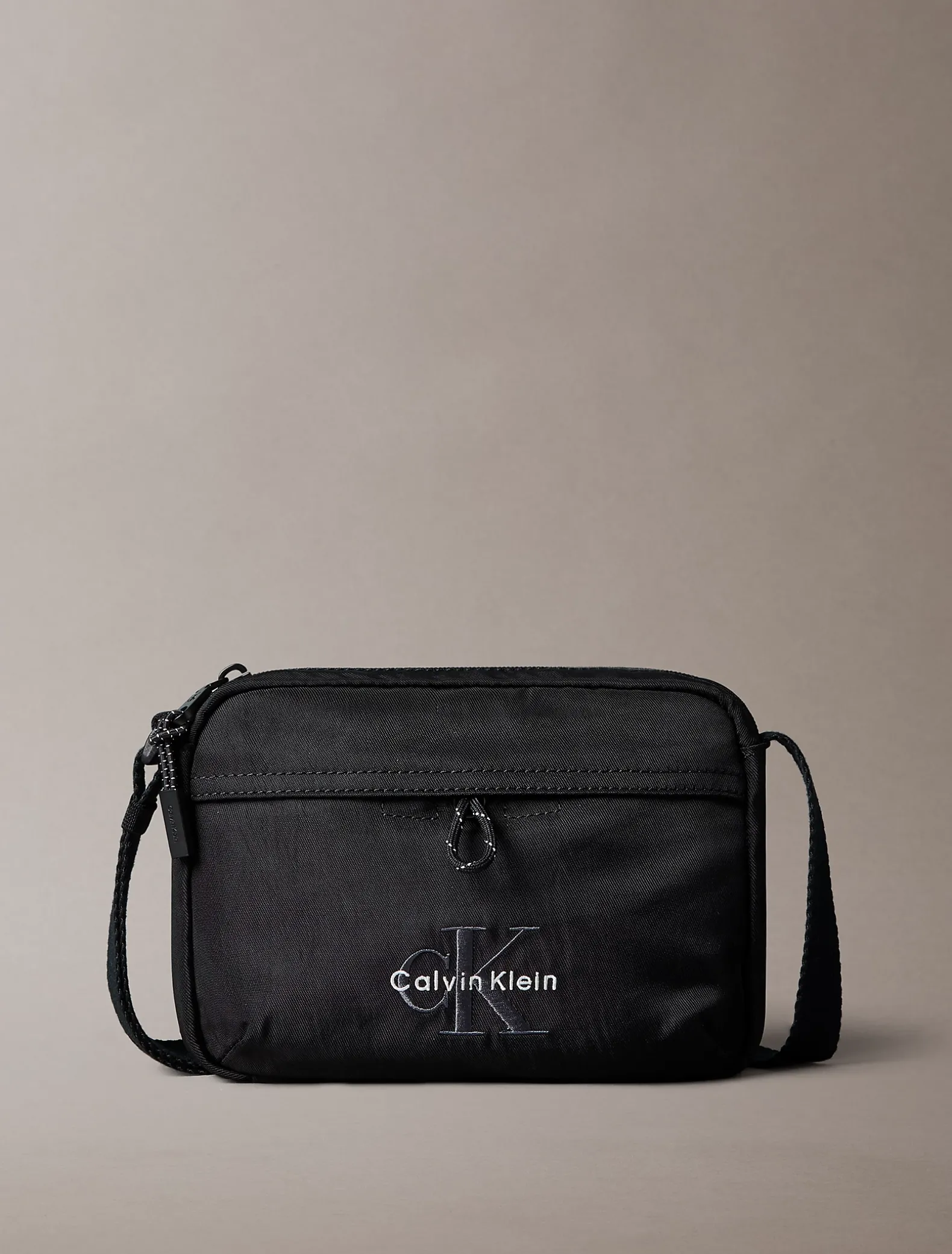 Nylon cameratas met opvallend logo