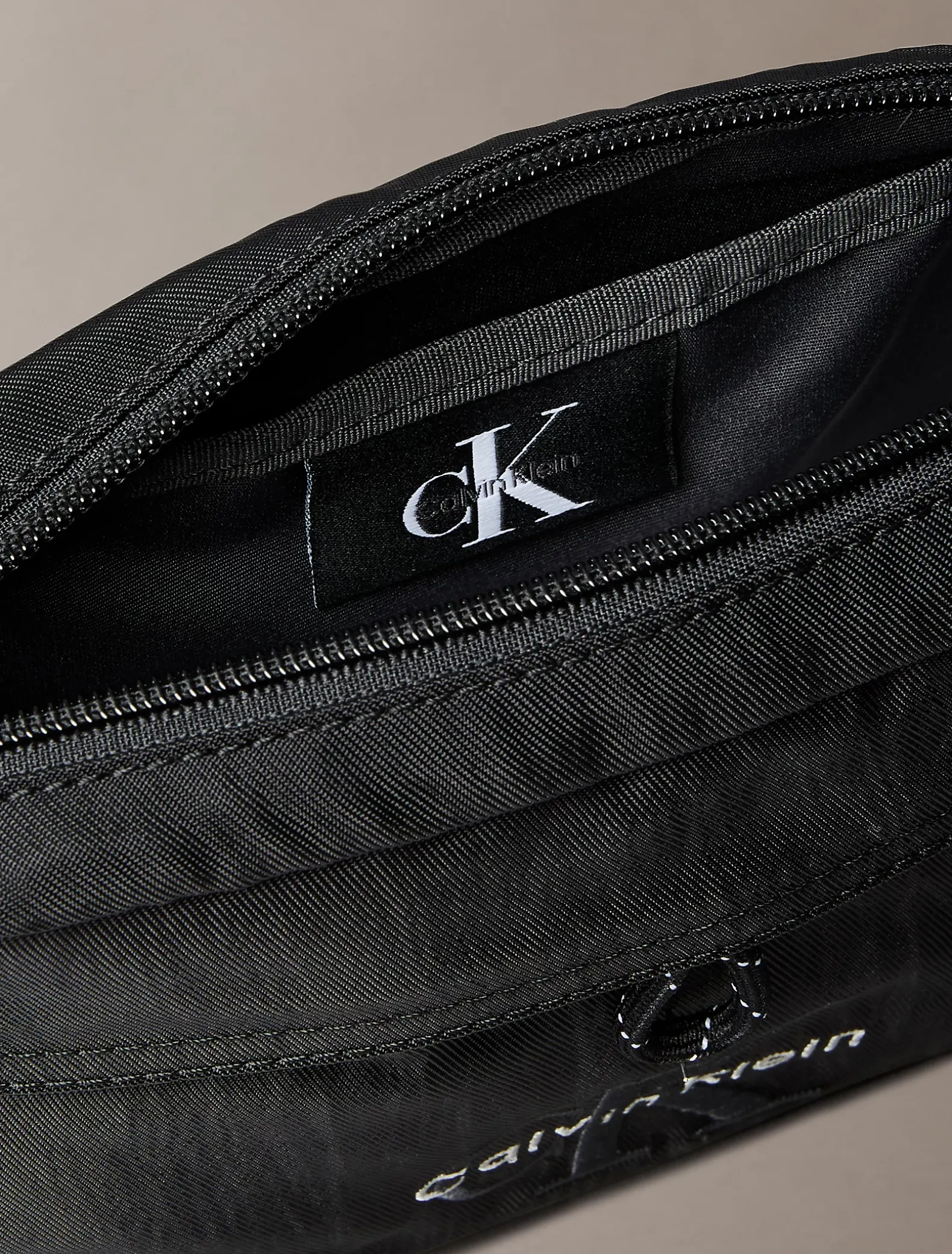 Nylon cameratas met opvallend logo