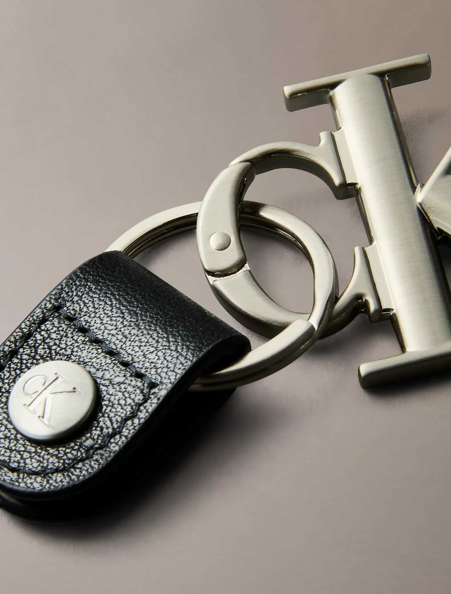 Opvallende sleutelhanger met monogram