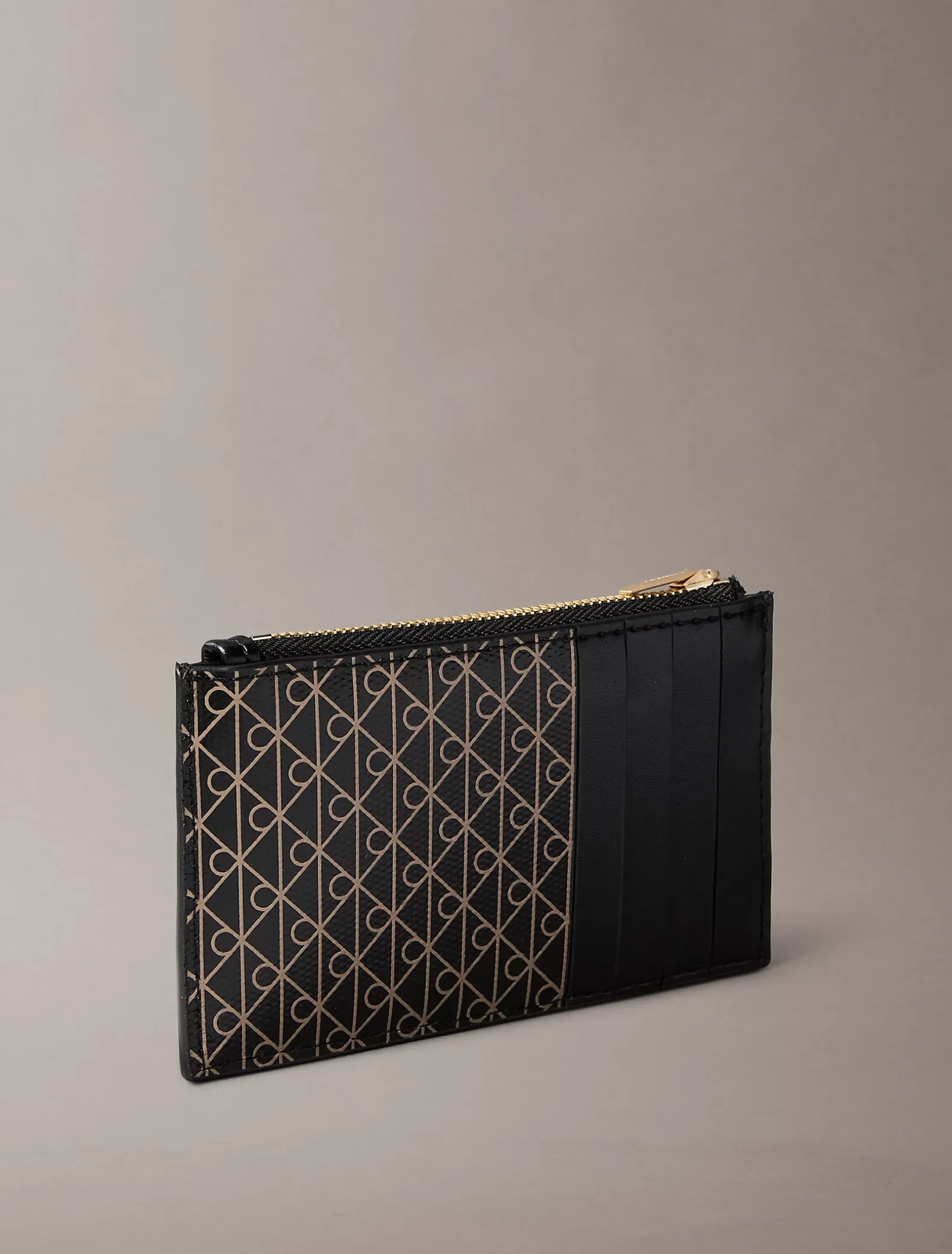 Pashouder met rits bovenop en monogramlogo