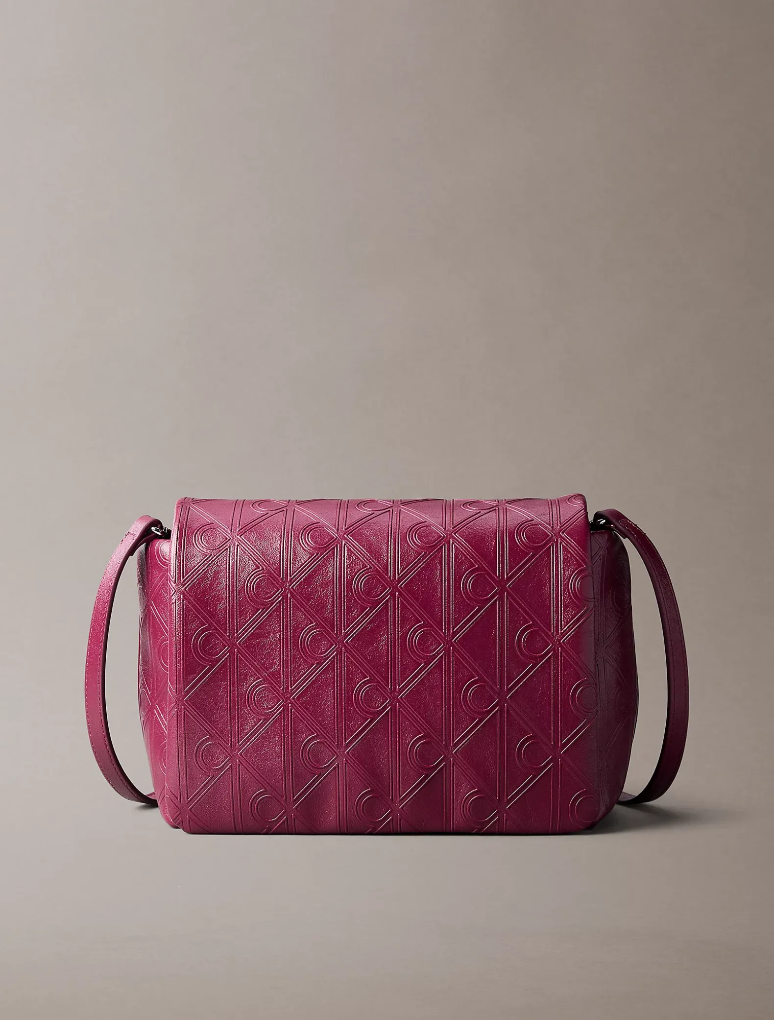 Puffer crossover met klep en logo embleem