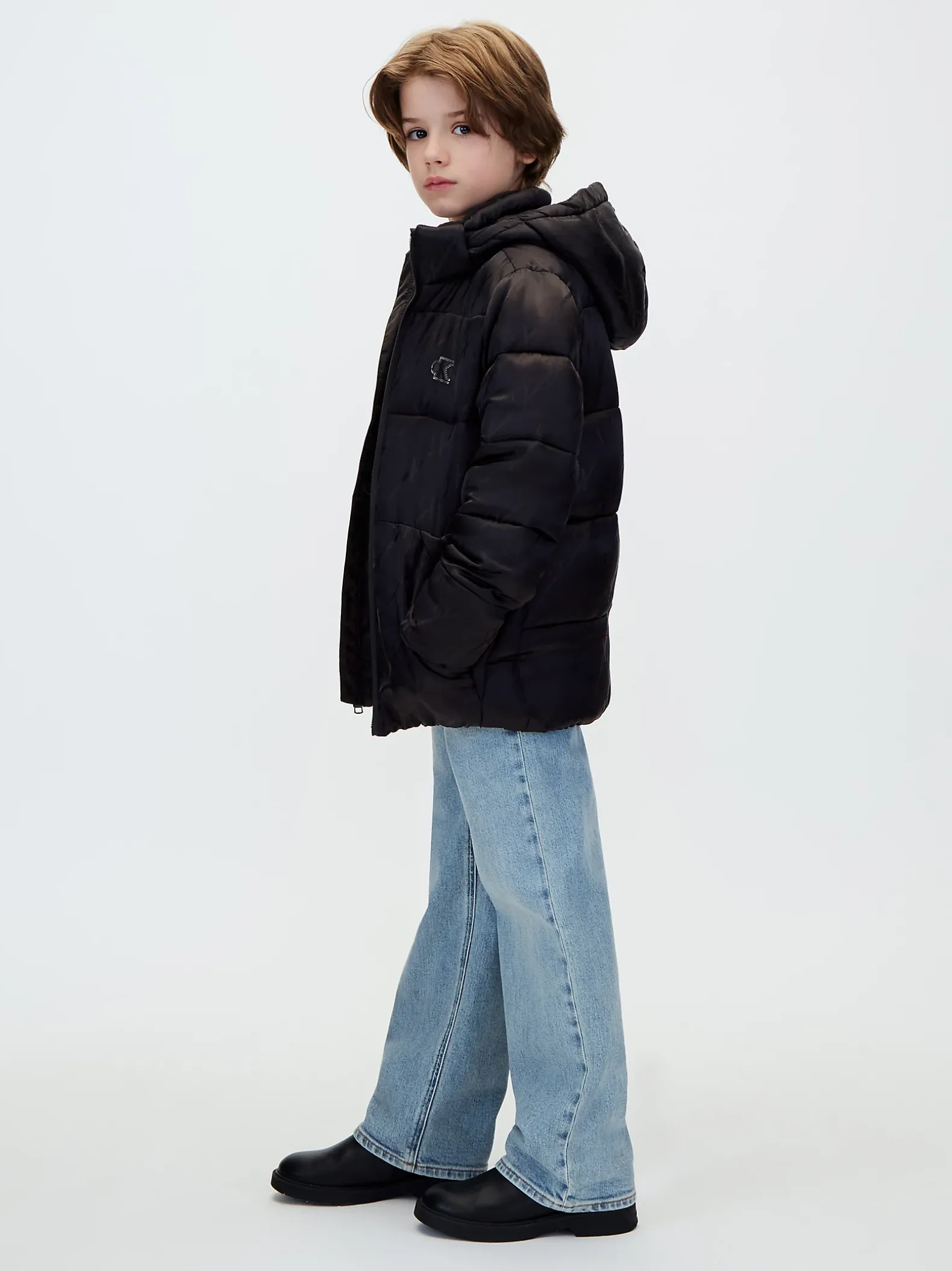 Pufferjas met capuchon en logo voor kinderen