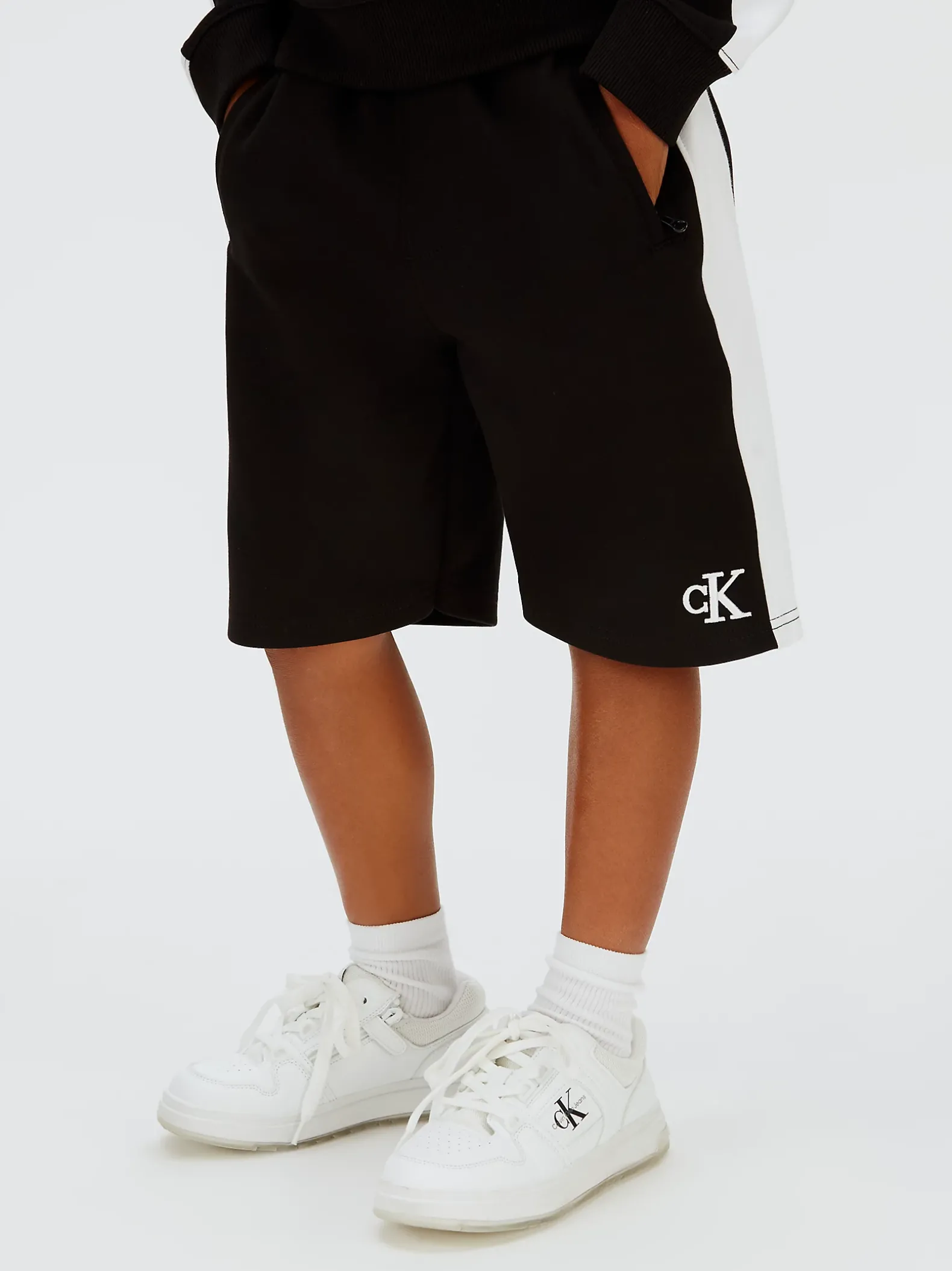 Relaxed colourblock short