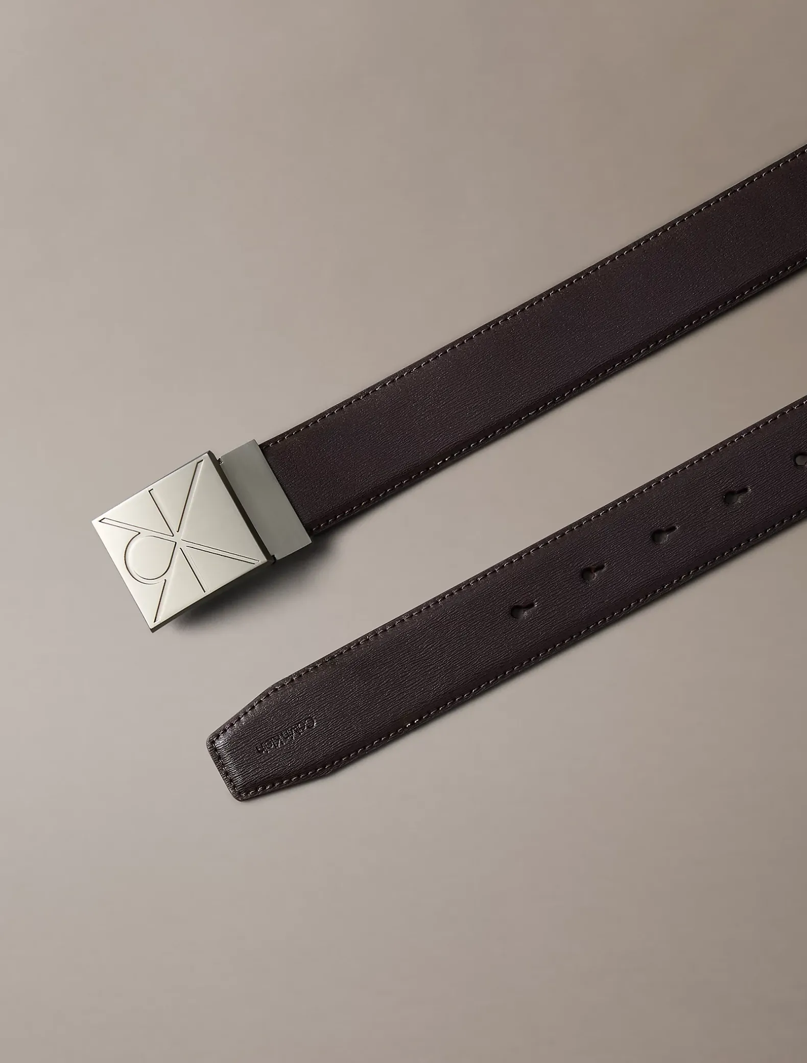 Saffiano leer embleem riem met logo