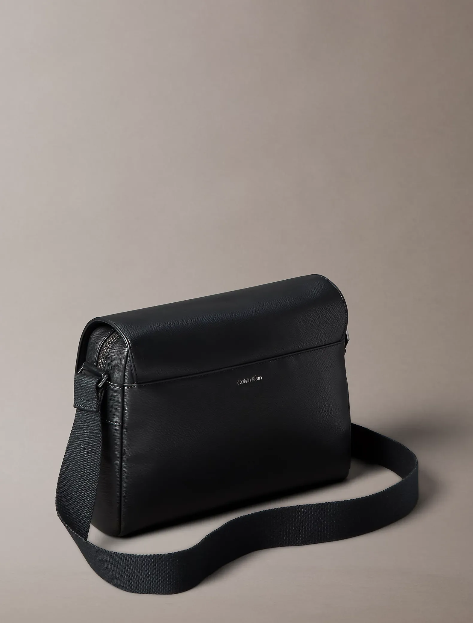 Saffiano schoudertas met embleemlogo